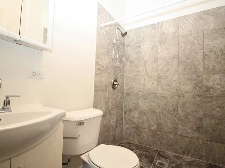 2115 W Wellington Ave #2R — Photo 7