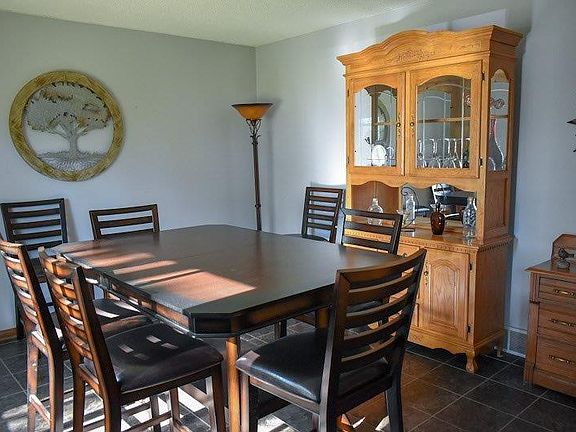 3rd image of 1444 Larsen Ln