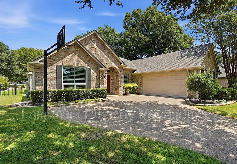 900 Muirfield Dr — Photo 3