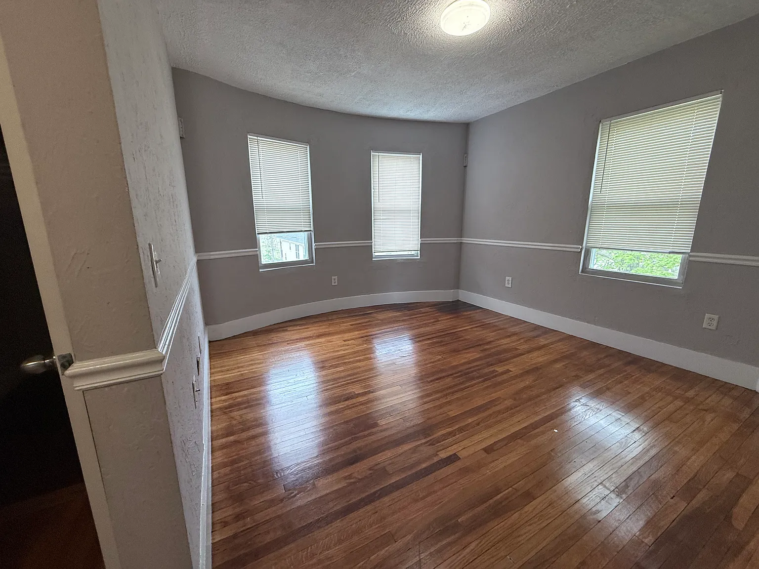 3 bed, 1002 sqft, $2,900 — Photo 1