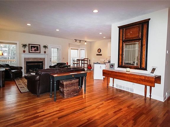 3rd image of 6 Fairchild Ln