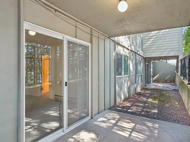 Georgetown Manor Apartments — Photo 22