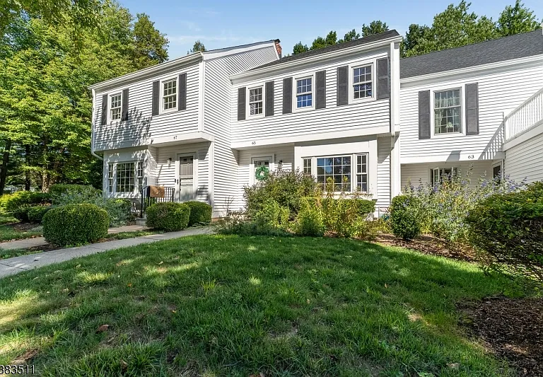 65 Hampshire Dr — Photo 2