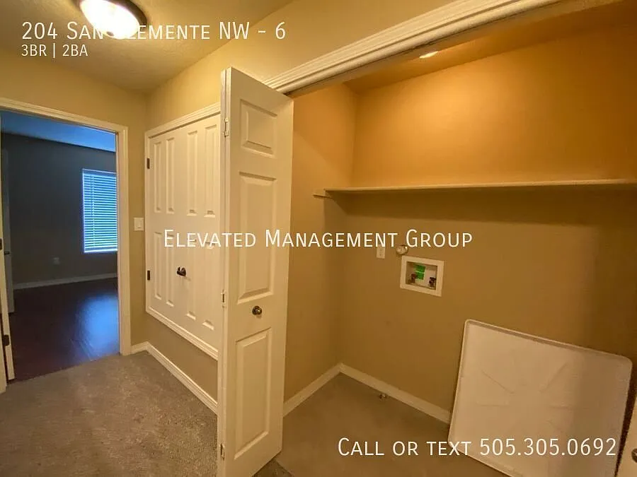 Amazing 3 Bedroom Townhome! Corner Unit, Private Yard, Refrigerated AC — Photo 2
