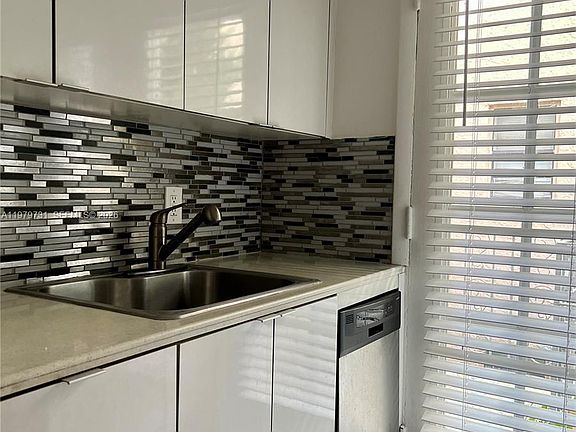 5th image of 1551 Michigan Ave APT 13