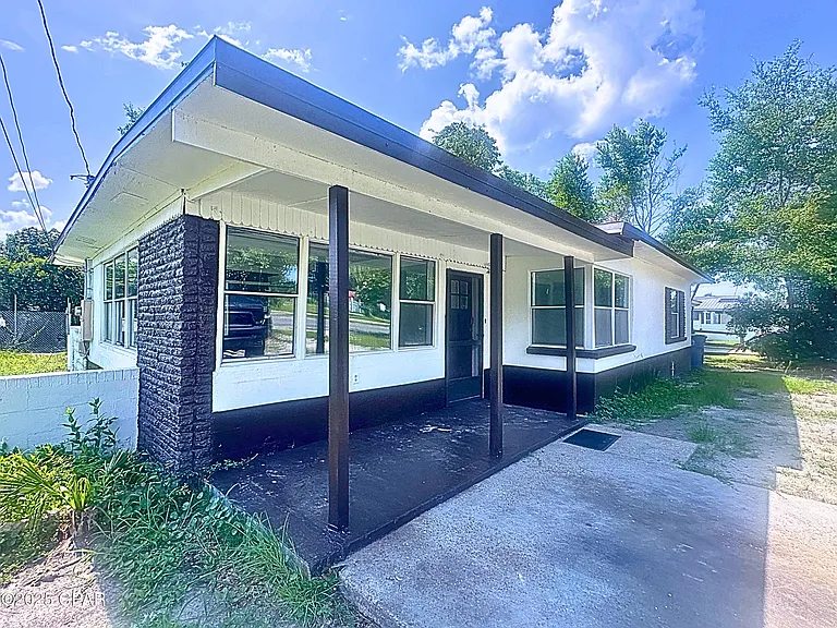 706 Bay Ave — Photo 1