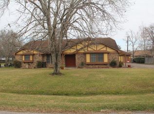 57 E Sagebrush St, Lake Jackson, TX 77566