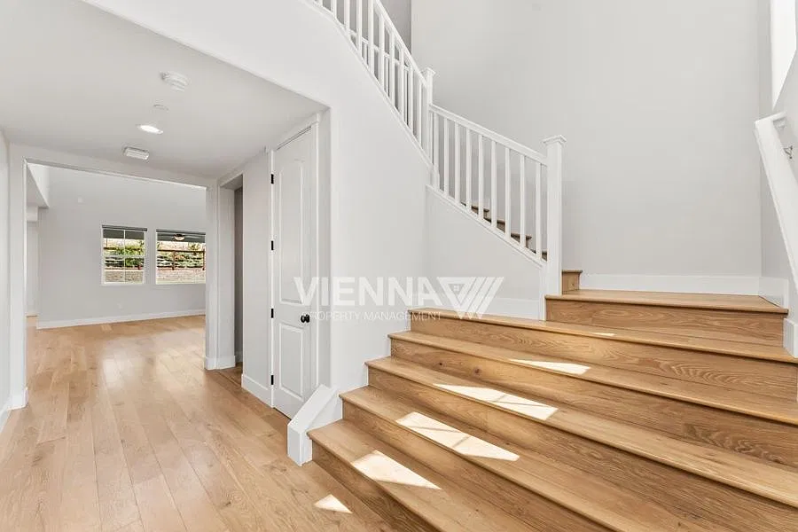 6 bed, 4.5 bath, 3655 sqft, $4,595 — Photo 4