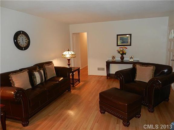 3rd image of 2602 Redbud Dr