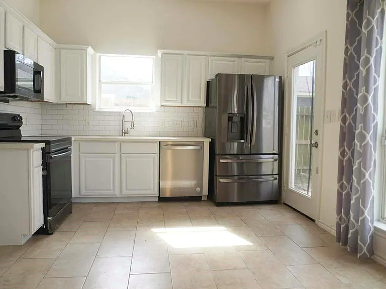 7916 Comal St — Photo 9