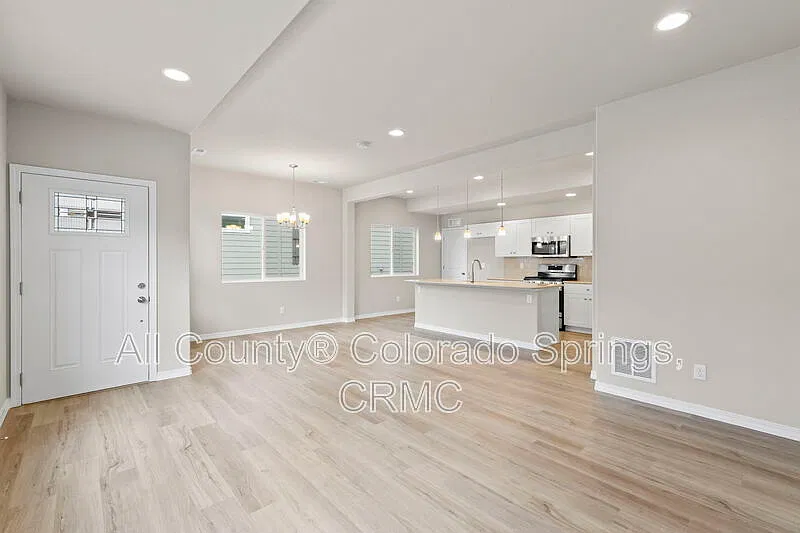 3 bed, 2.5 bath, 1773 sqft, $2,350 — Photo 2