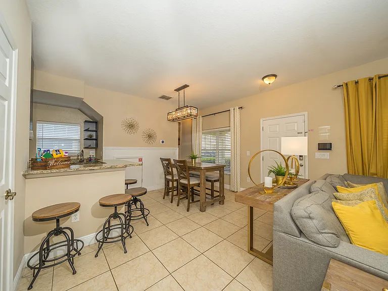 205 E Kirby St — Photo 3