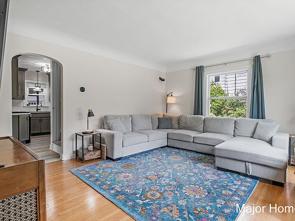 5th image of 731 Diamond Ave NE
