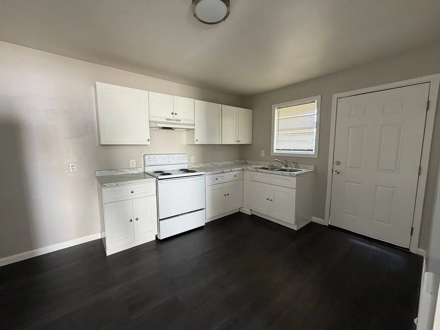 470 Dianne Dr — Photo 4