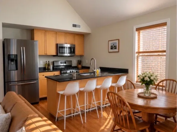 2239 N Leavitt St APT 2R, Chicago, IL 60647