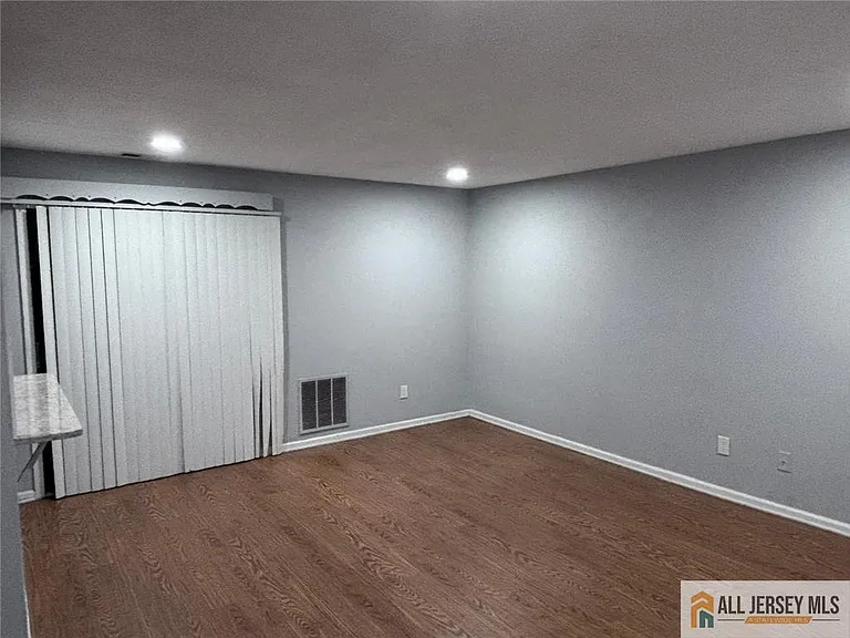 103 Woodbridge Cmns #103 — Photo 4