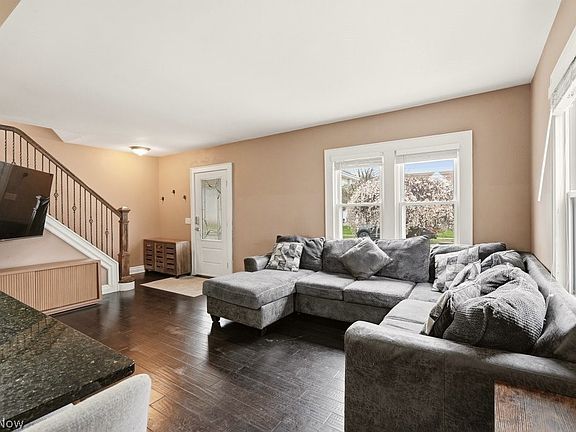 4th image of 212 Marguerite Ave