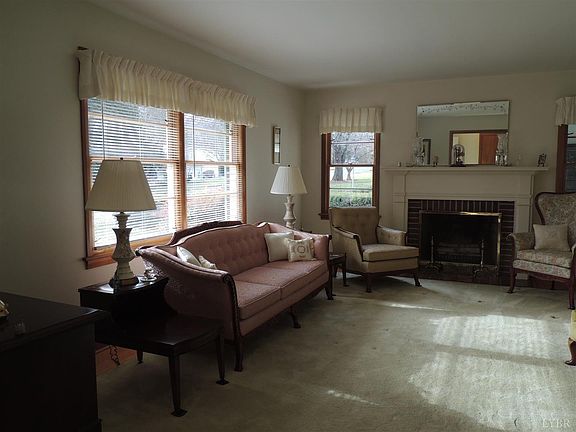 5th image of 2220 Woodcrest Dr