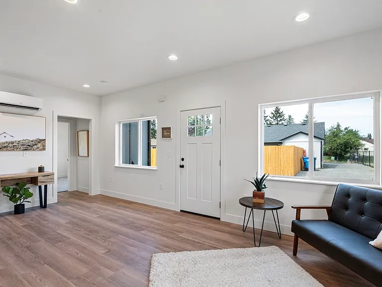 4924 Diamond Blvd #2 — Photo 8