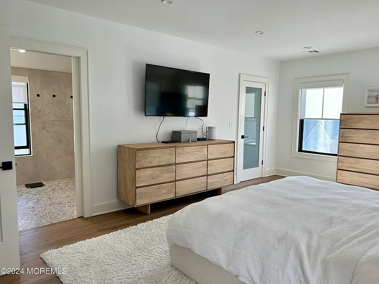411 Sylvania Ave — Photo 16