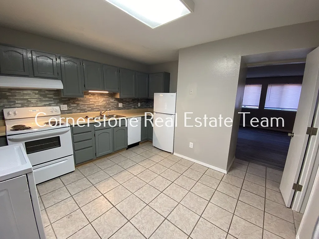 Building Photo - 2627 E Uintah St #A