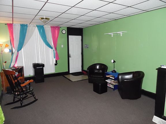 ENTRANCE/LIVING ROOM