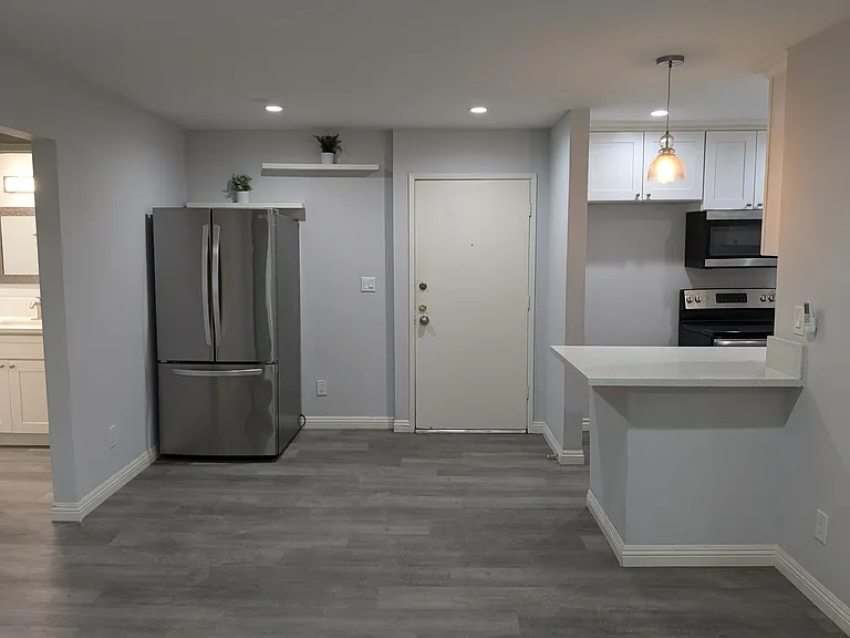 320 S Ardmore Ave #123 — Photo 3