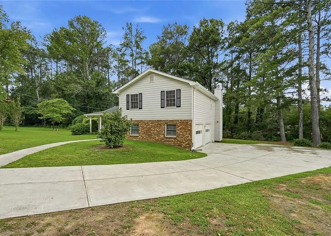 3 bed, 2048 sqft, $2,400 — Photo 2