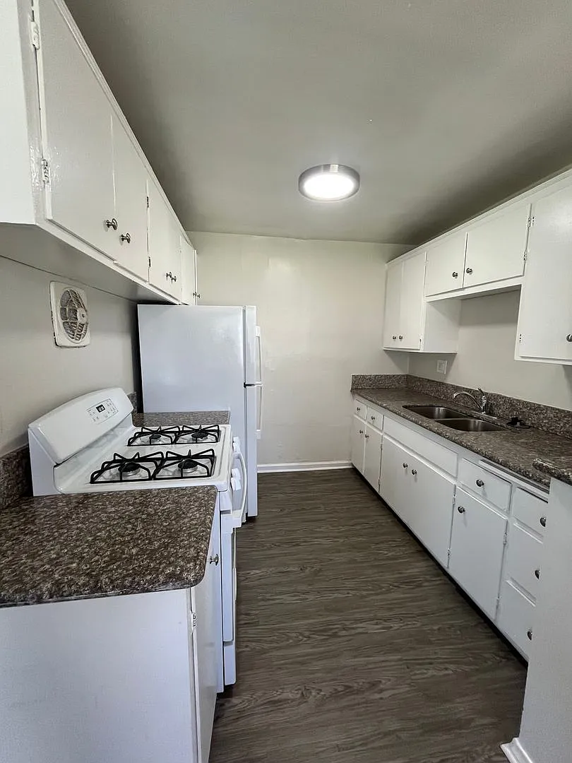 928 W Pine St — Photo 4
