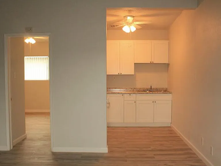 1139 N Mayfair Ave #5 — Photo 2