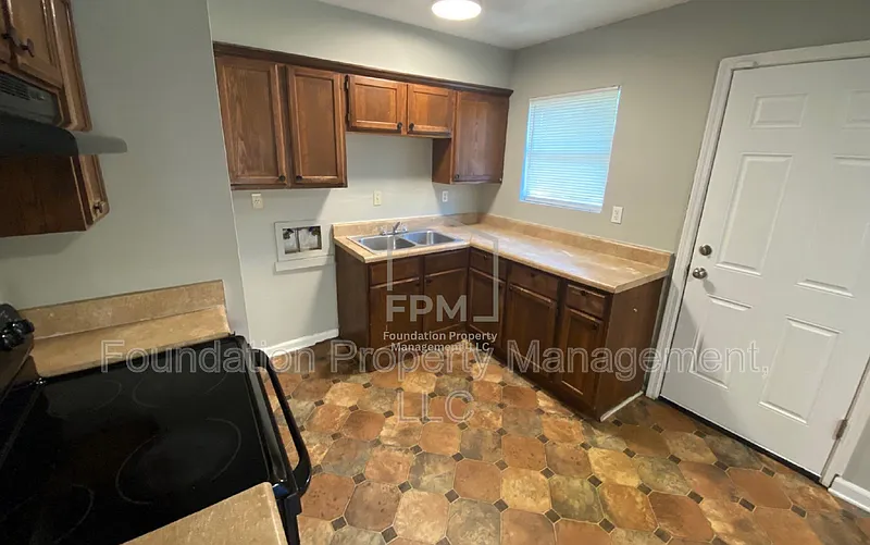 3 bed, 1.0 bath, 992 sqft, $1,025 — Photo 4
