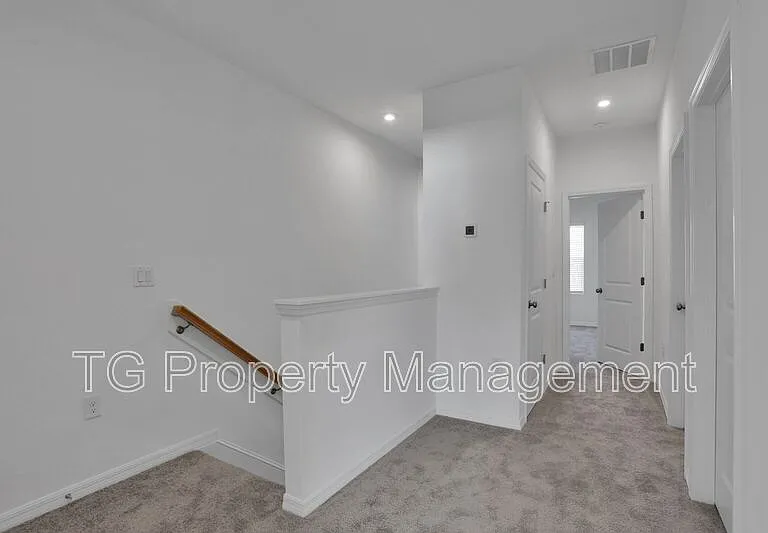 298 Anthony Dr — Photo 7