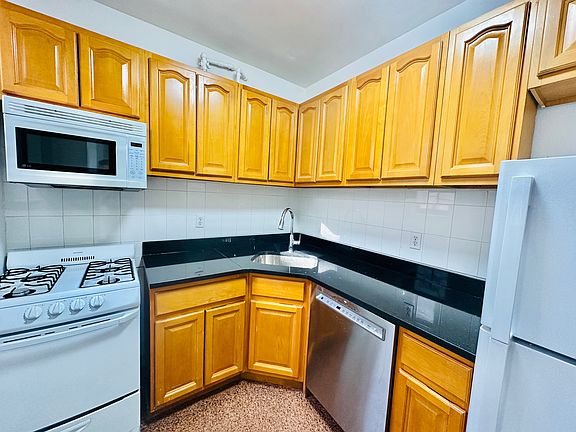 3rd image of 115 W 71st St APT 8D