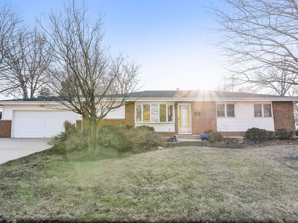 390 Pleasant St, Hoffman Estates, IL 60169