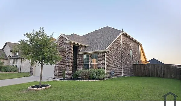 6 bed, 2416 sqft, $3,700 — Photo 2