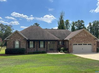 435 Creekside Cir, Gadsden, AL 35901