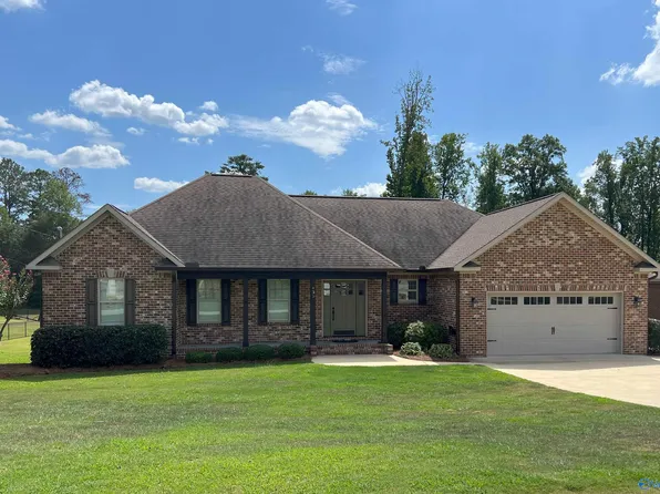 435 Creekside Cir, Gadsden, AL 35901