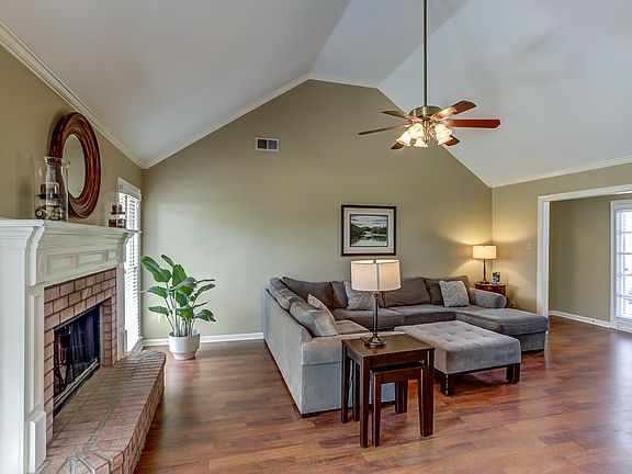 5th image of 8645 Leaf Manor Cv