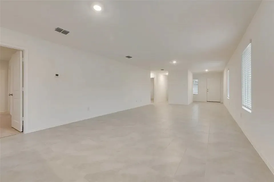 3 bed, 1411 sqft, $2,075 — Photo 2