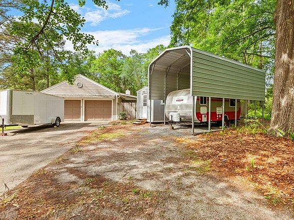 3rd image of 409 Live Oak Ln