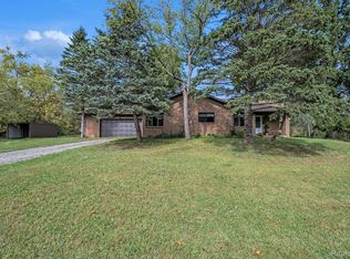 12345 Alcoy Dr, Fenton, MI 48430