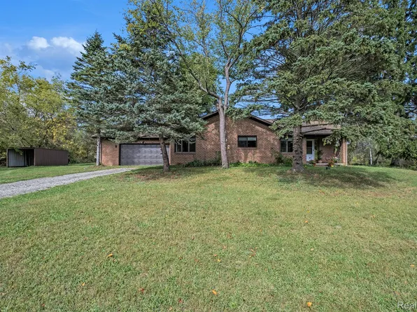 12345 Alcoy Dr, Fenton, MI 48430