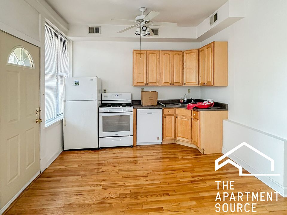 1st image of 3054 N Greenview Ave #3