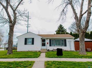 2512 W 2nd St, Sioux Falls, SD 57104