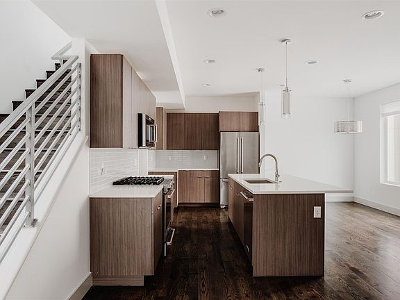 4th image of 836 Fairfax St