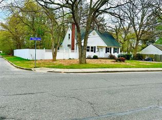 1439 E 3rd Ave, Bay Shore, NY 11706