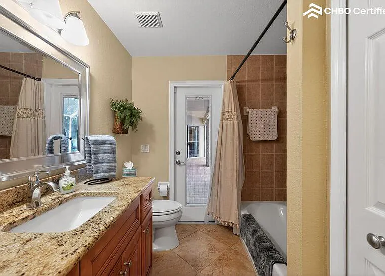 Main Bathroom 1-1