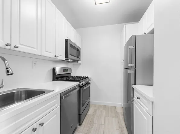 215 East 68th Street image 2 of 8