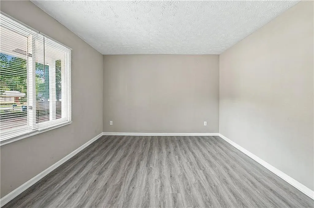 3 bed, 1.0 bath, 1035 sqft, $1,700 — Photo 4
