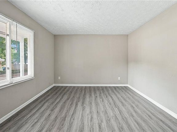 4th image of 215 Henry St